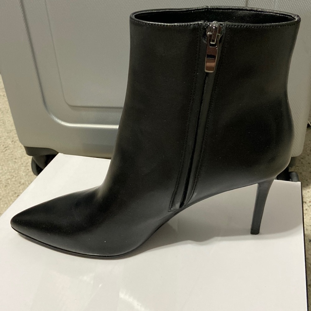 Nine West FHAYLA black leather booties.